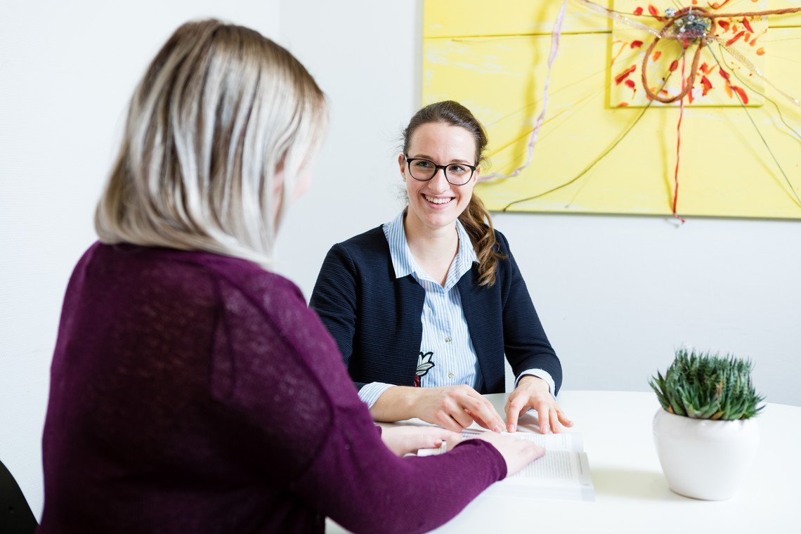 Gesprächssituation zwischen zwei Männern 