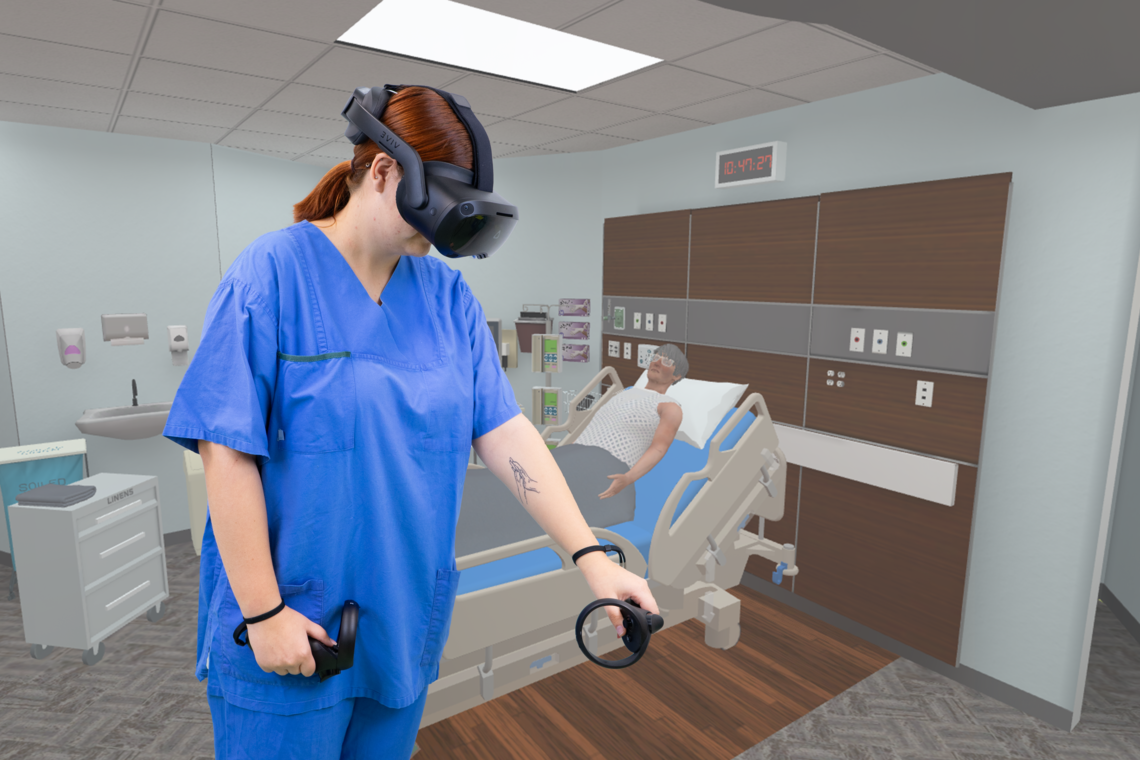 Pflegeschülerin mit VR Brille in virtuellem Raum